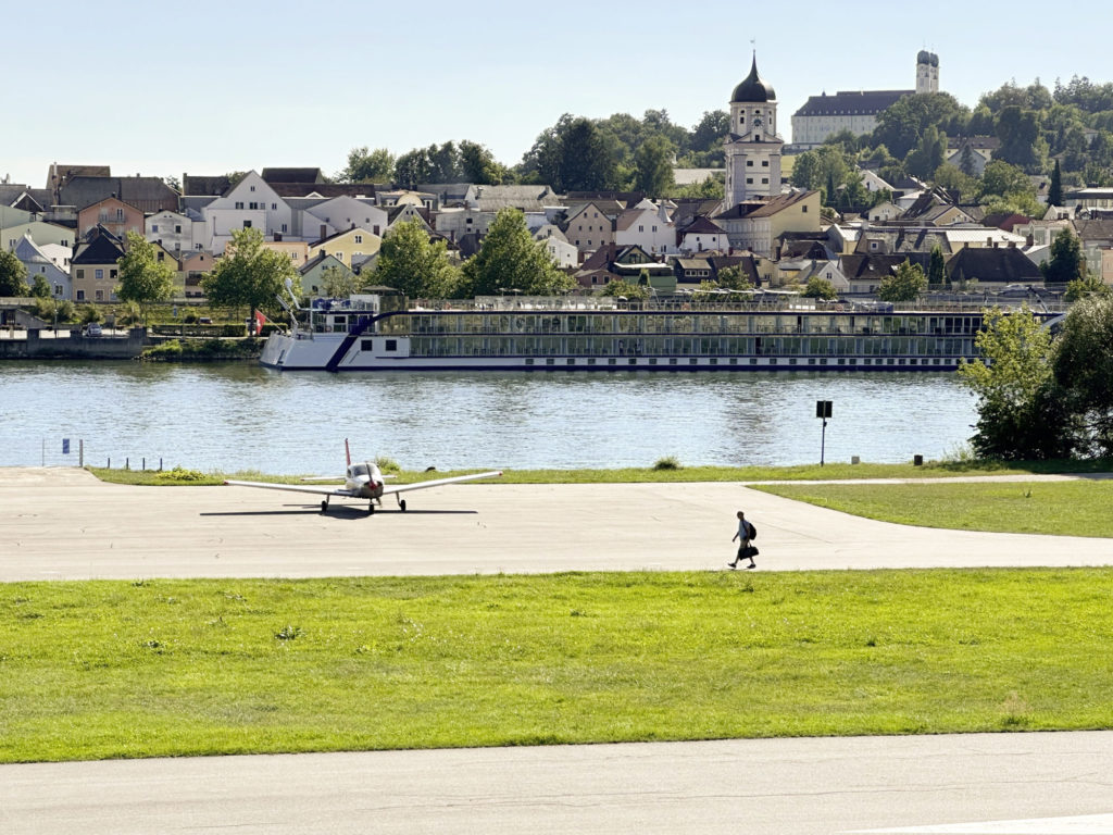Sehr einladend Vilshofen gilt als einer der schönst- gelegenen Flugplätze Deutschlands.