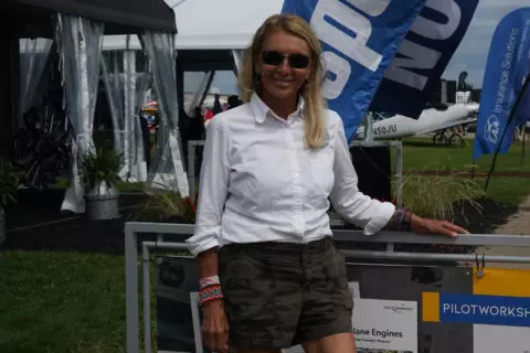 Patty Wagstaff zeigt ihre letzte Airshow