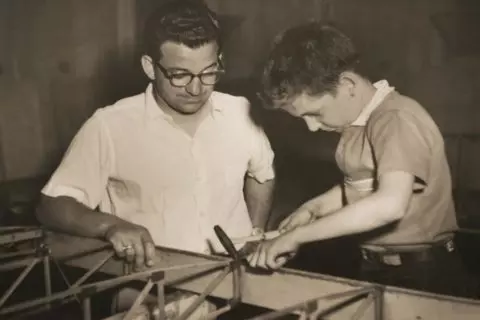 Louis C. Seno Sr. und Louis C. Seno Jr. beim Bau ihres selbstgebauten Flugzeugs, etwa in den 1950er-Jahren.