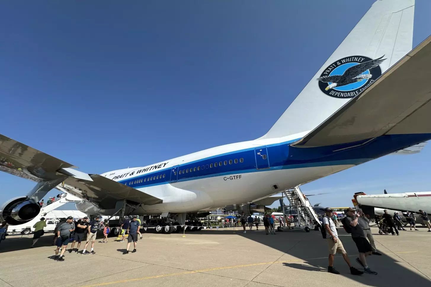 Der Andrang ist groß: Viele Besucher wollen die Boeing 747SP von Pratt & Whitney in Oshkosh sehen.