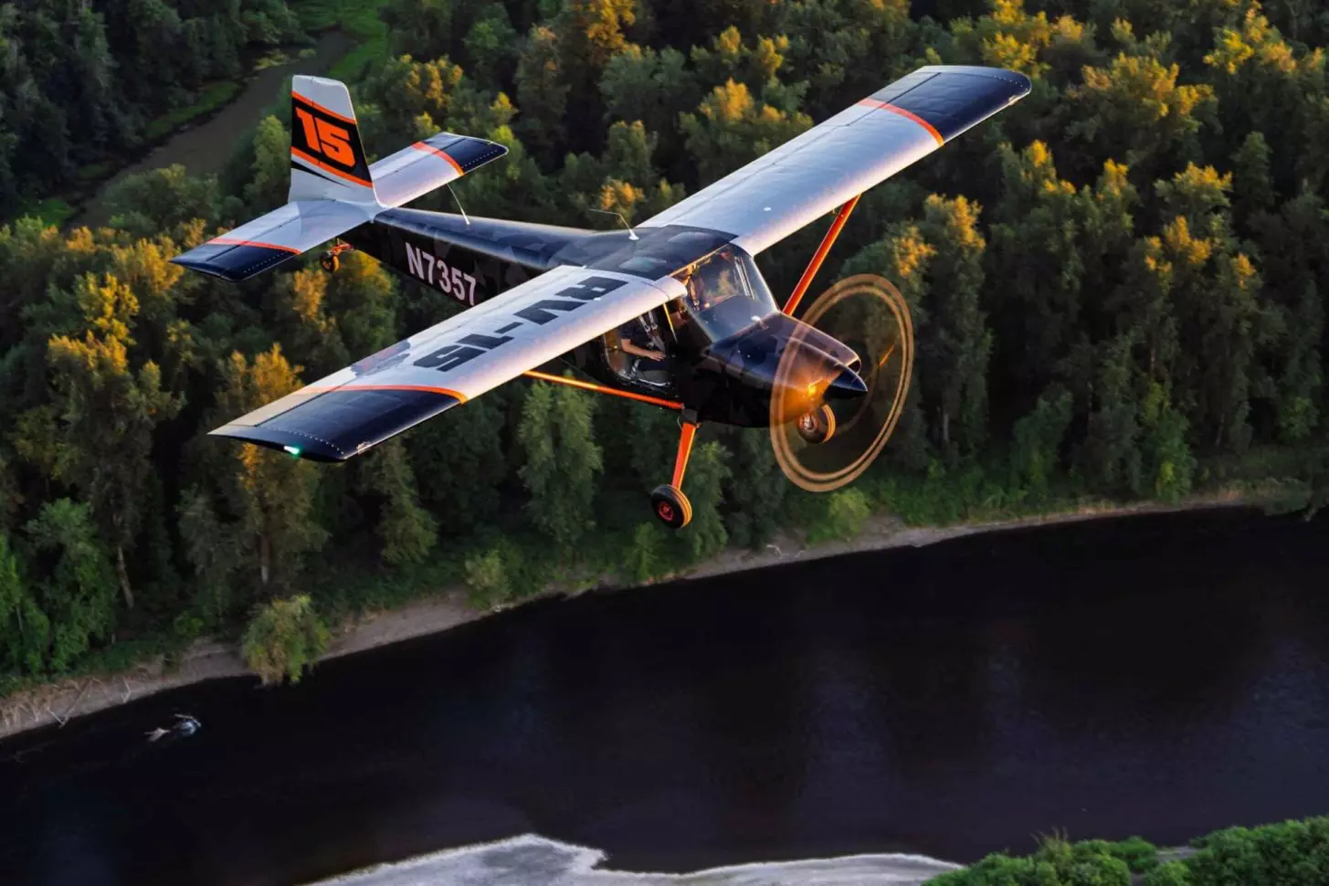 Erster Hochdecker von Van’s Aircraft: Die RV-15 geht überraschend früh in Serie und soll Buschfliegern kurze Landestrecken bei 140 Knoten ermöglichen.