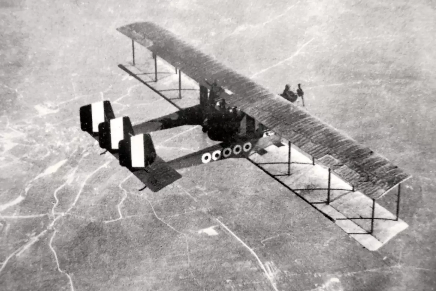 Unscharf, aber dramatisch - Eine Caproni Ca. 3 über der italienisch österreichischen Front. 1915 wird mit ihnen der
