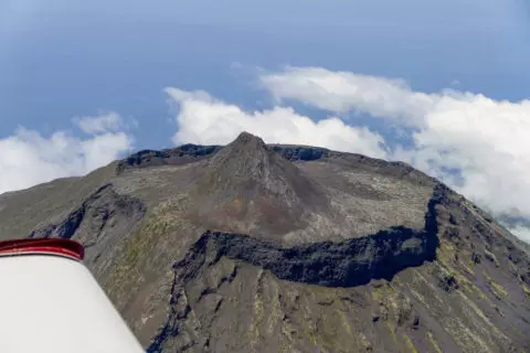 Und das Wetter spielt mit - Auf den Azoren umkreist die Bonanza die mit 2351 Metern höchste Erhebung Portugals, den Montanha do Pico.
