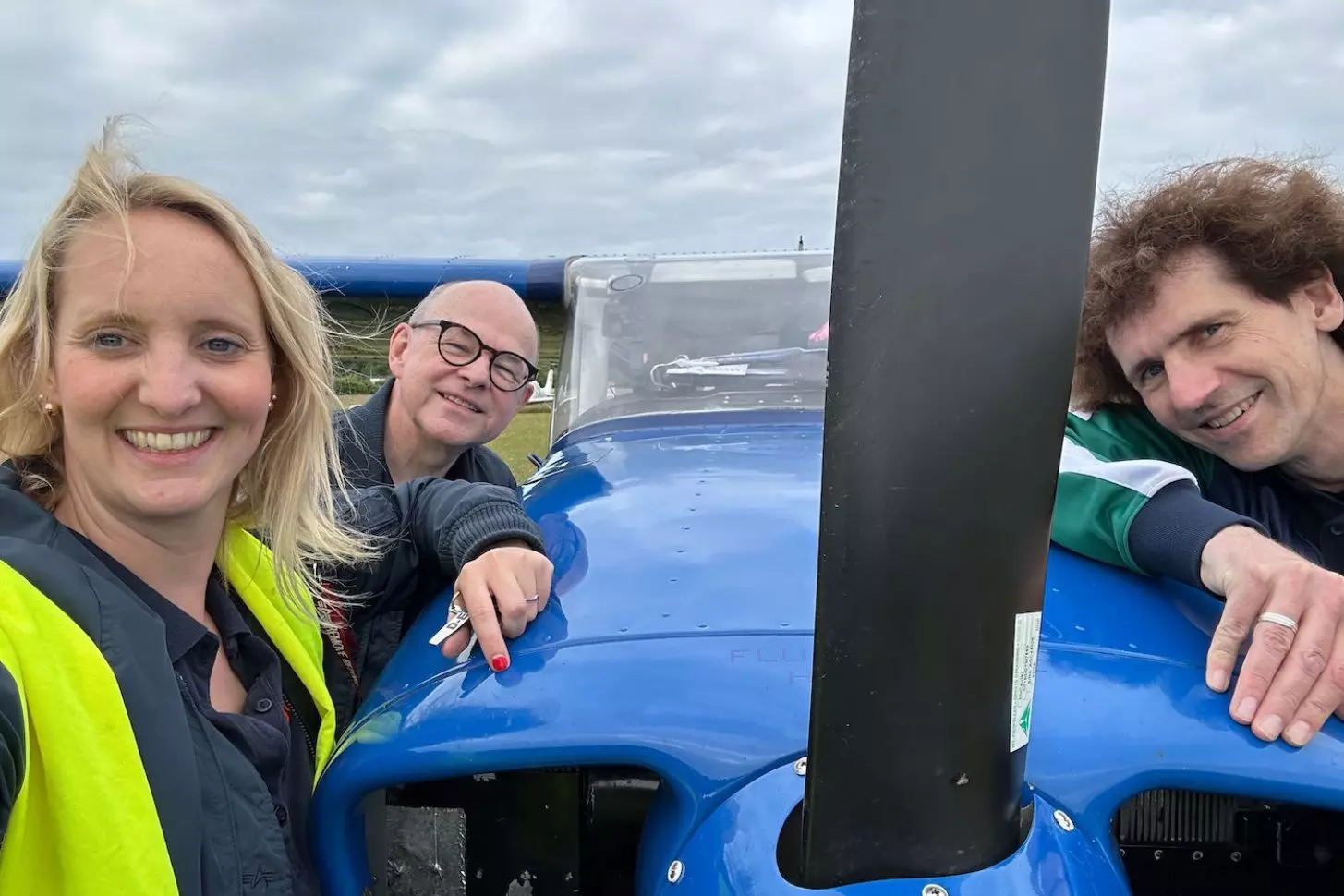 Erster Flug mit Kollegen am Flugzeug