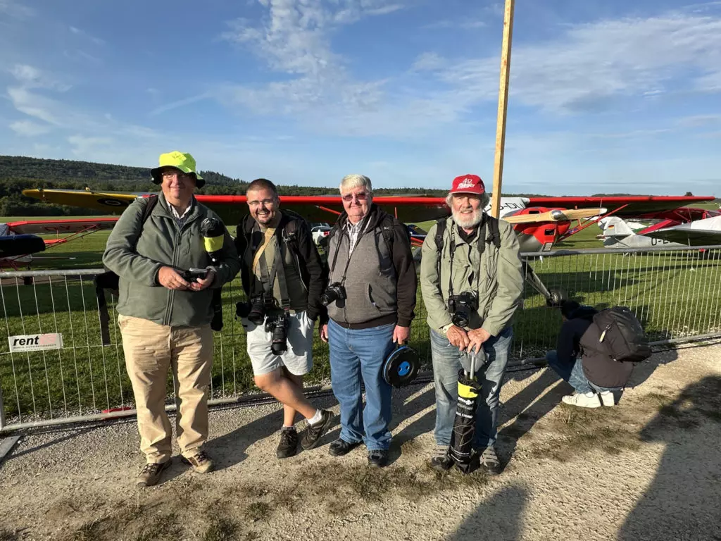 Über den Kanal nach Hahnweide: Peter (rotes Cap) und Spotter-Freunde