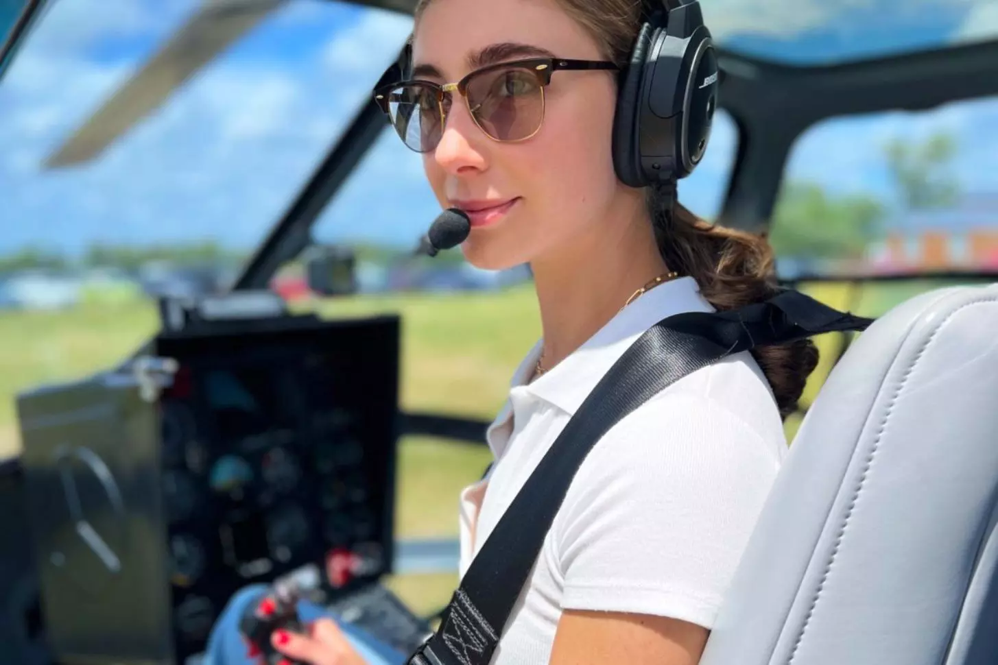 Katherine Moloney ist Gründerin und CEO von Elevate(her) Aviation. Sie begann mit 18 Jahren zu fliegen, nachdem sie während ihrer Arbeit im Lager bei Transair Flight Equipment eine Hubschrauber-Schnupperstunde absolviert hatte.