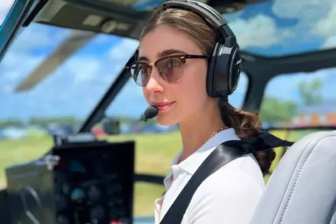 Katherine Moloney ist Gründerin und CEO von Elevate(her) Aviation. Sie begann mit 18 Jahren zu fliegen, nachdem sie während ihrer Arbeit im Lager bei Transair Flight Equipment eine Hubschrauber-Schnupperstunde absolviert hatte.