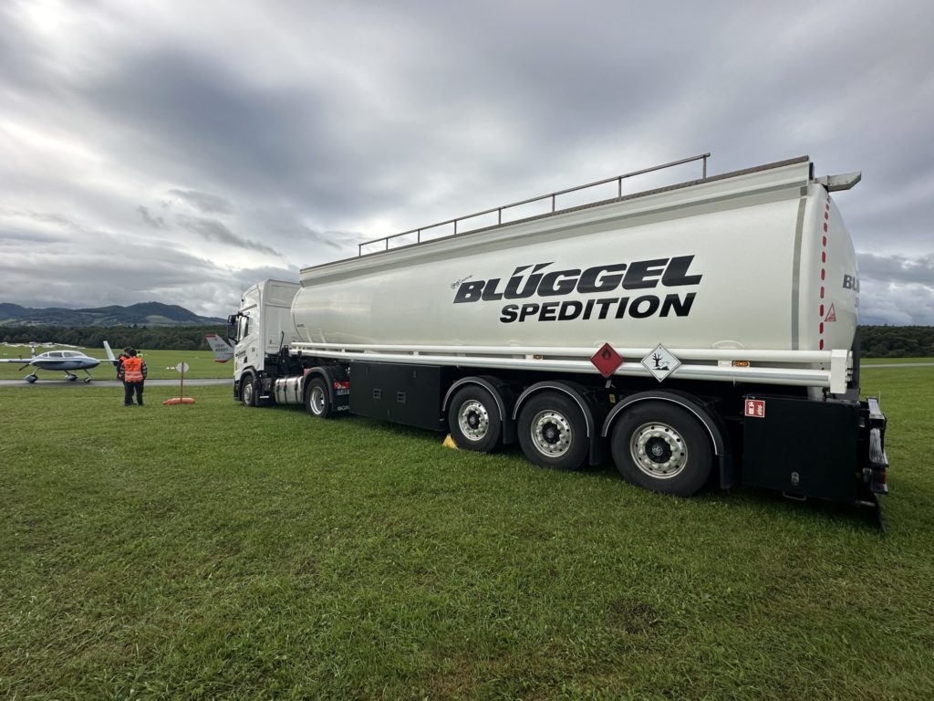 Gut gefüllt: mobile Avgas-Tanke auf Hahnweide.