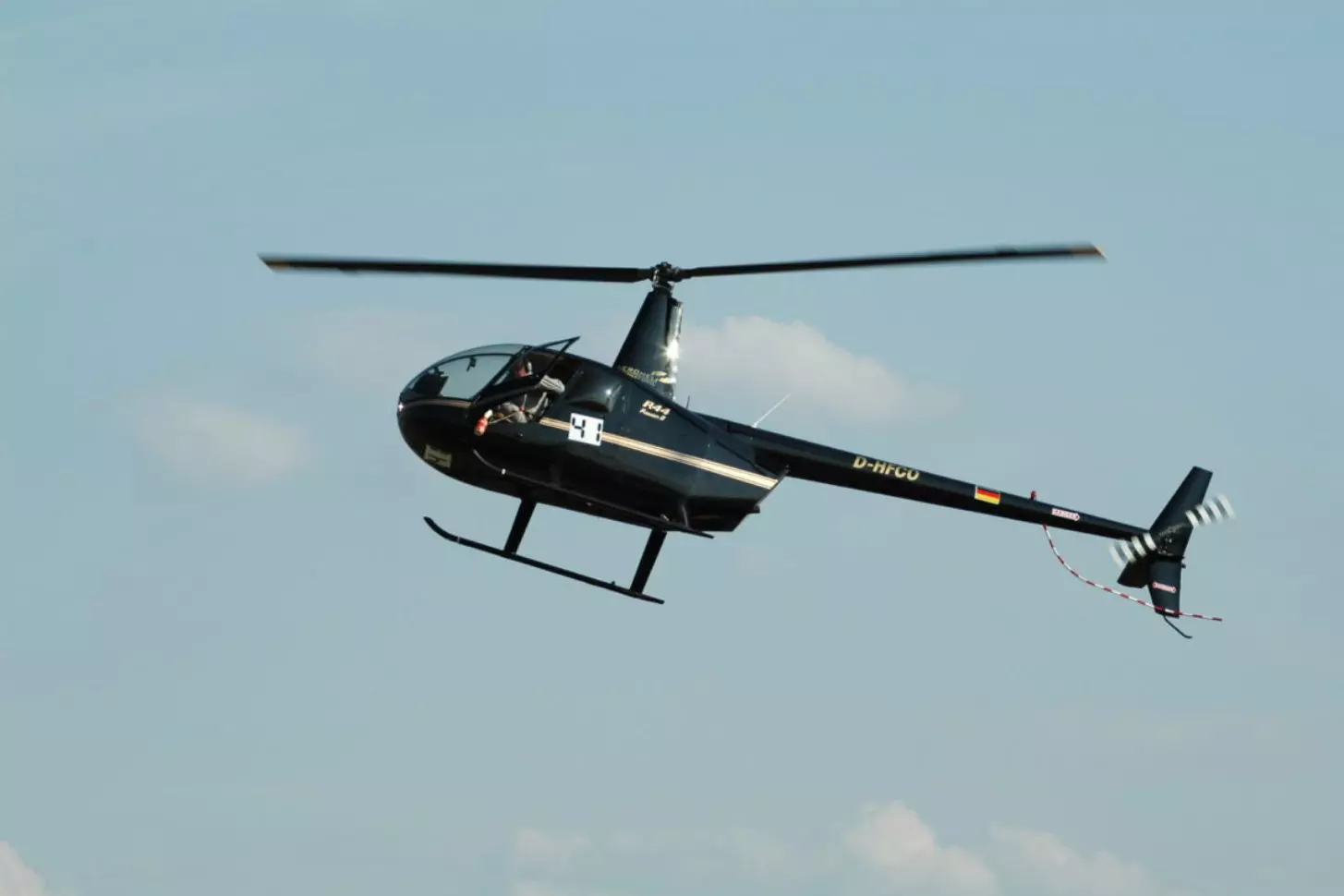 Hubschrauber fliegen lernen: Zum Beispiel mit einem Robinson R44