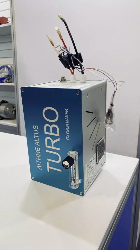 Konzentrator - Das Gerät von Aithre verdichtet die Umgebungsluft und entzieht ihr den Sauerstoff. Das braucht relativ viel Bordstrom, ermöglicht aber einen unbegrenzten Vorrat an Sauerstoff für zwei Personen bis 18.000 Fuß.