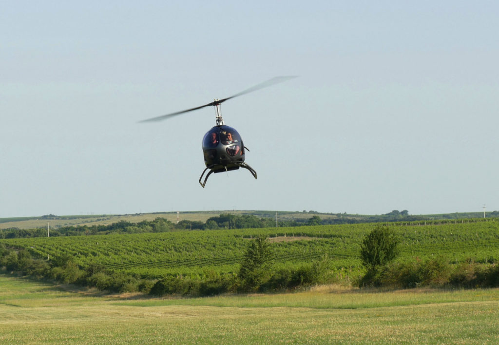 Helikopter fliegt
