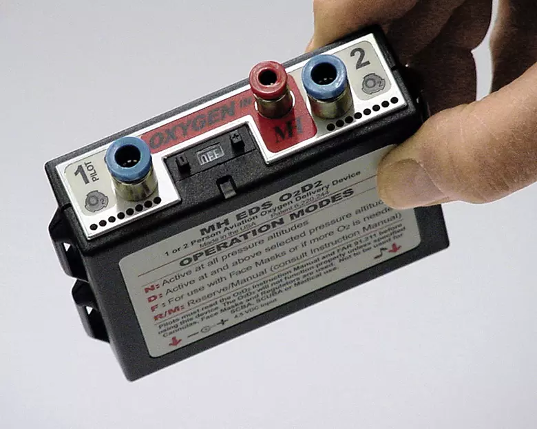 Nur beim Einatmen: Das On-Demand-System O2D2 von Mountain High versorgt zwei Personen. Es spart Sauerstoff, indem es eine Dosis als Puls im Moment des Einatmens abgibt.